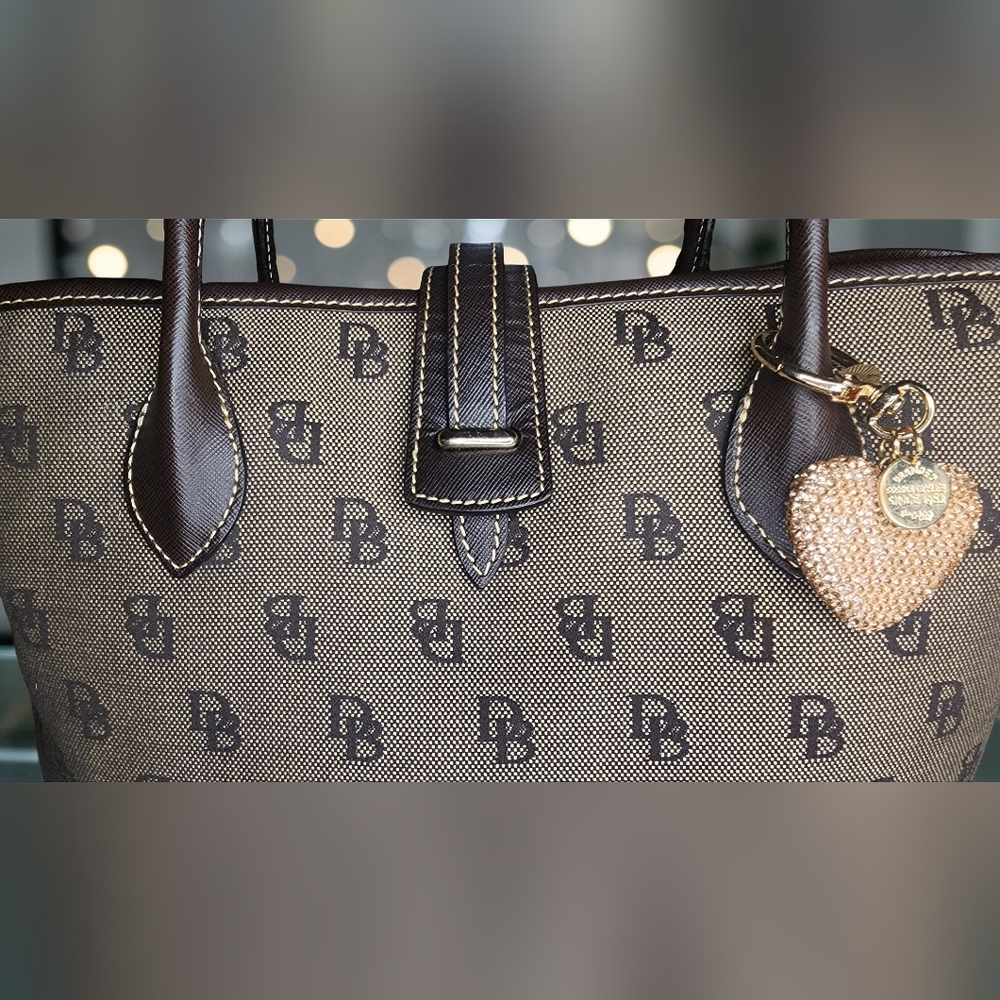 Classic & Vintage Dooney & Bourke Signature Collection Bag W/Bling Heart Charm - Picture 8 of 16